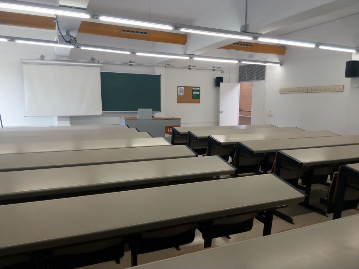 Imatge d'arxiu d'una aula buida de la UAB