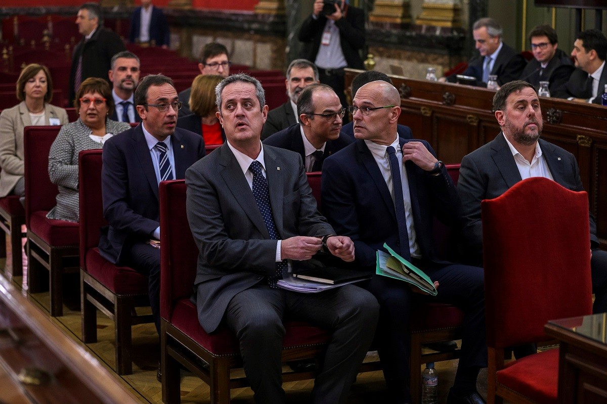 Il·lustració de la bancada dels acusats de l'1-O.