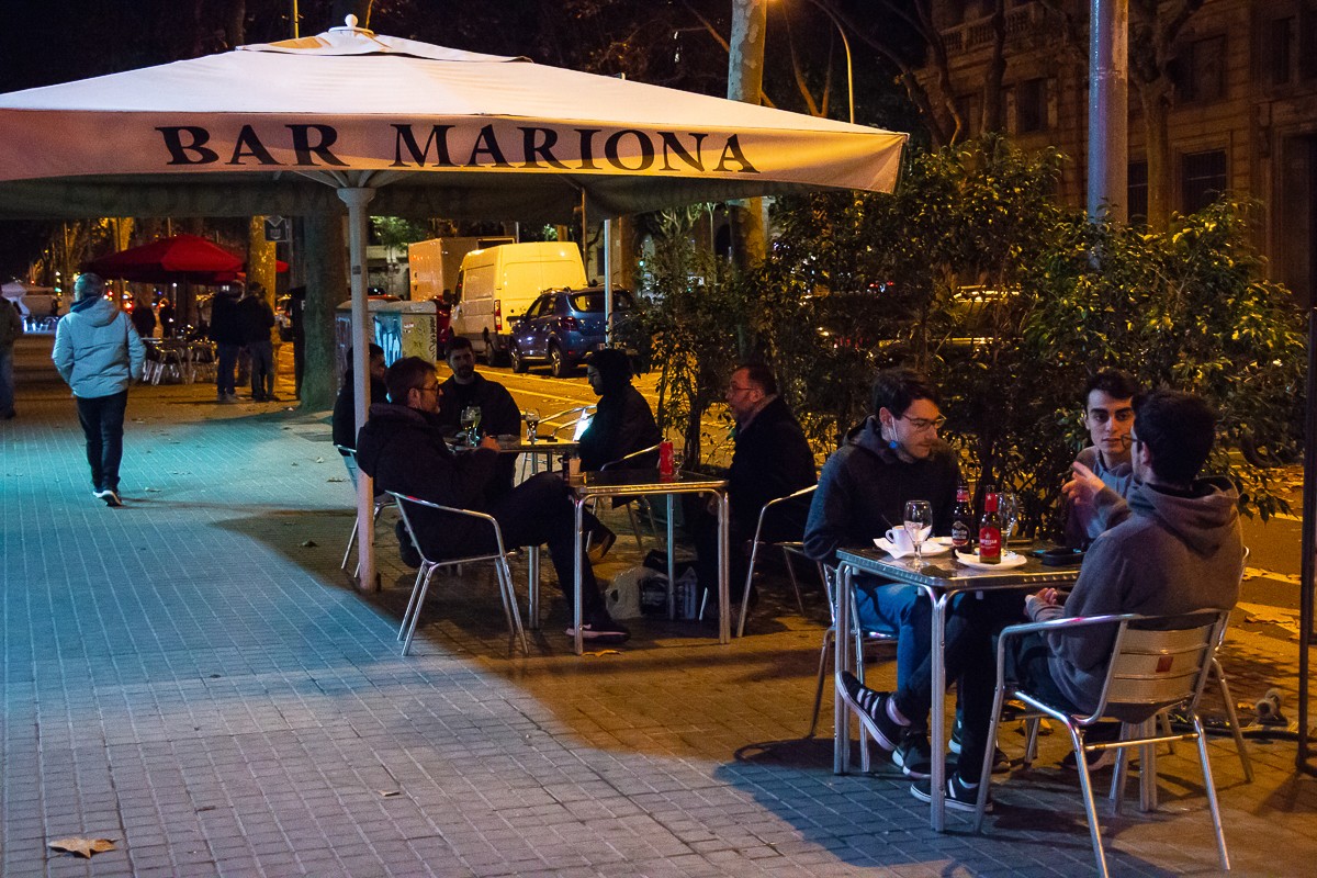 Clients d'una terrassa de Barcelona.