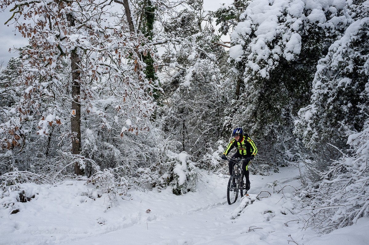 Ciclistes al Cabrerès, on s'ha acumulat molta neu durant el temporal Filomena