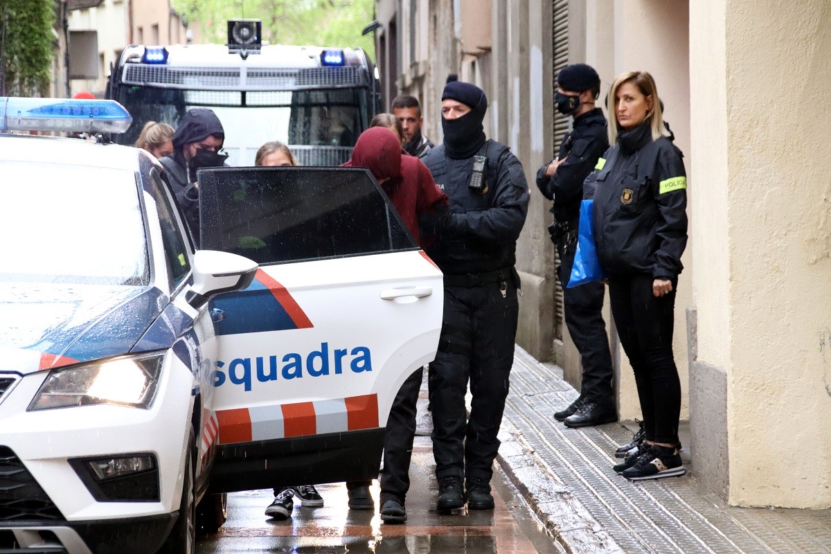 El detingut, escortat pels agents dels Mossos